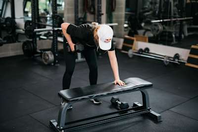 Zoi Sadowski-Synnott practica remo con mancuernas en la Red Bull Fit 2019.