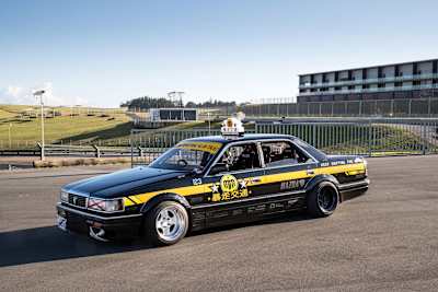 1980年代のオヤジセダンが過激なドリフトタクシーに変身