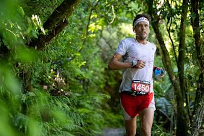 Ryan Sandes en acción durante el Tarawera Ultra Marathon en Rotorua, Nueva Zelanda, el 9 de febrero de 2019.