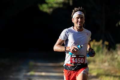Ryan Sandes durante el Tarawera Ultra Marathon en Rotorua, Nueva Zelanda, el 9 de febrero de 2019.