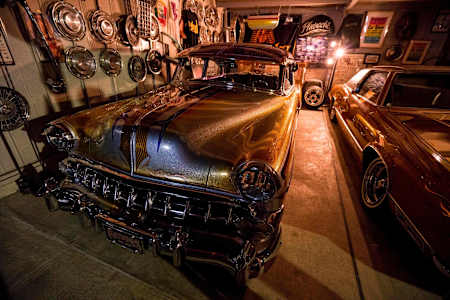 Un '54 Chevy Belair de Cholo's Custom en un garaje de Tokio.