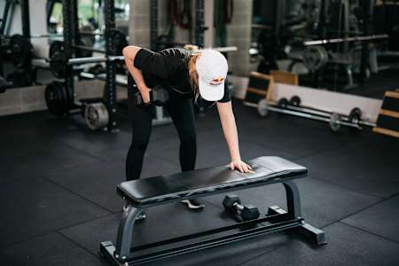 Zoi Sadowski-Synnott face rowing cu haltere la Red Bull Fit 2019.