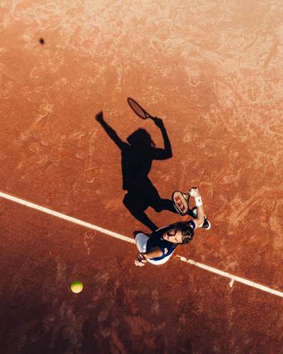 Yunanistan'dan Stefanos Tsitsipas'ın toprak kortta servis attığı bir görüntü.