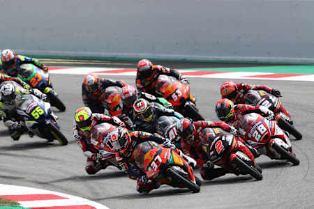 Pedro Acosta (37) durante una carrera del Mundial de Moto3 de la temporada 2021.