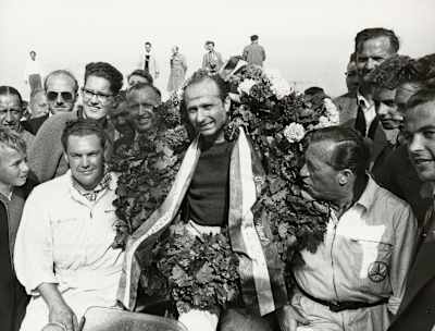 Juan Manuel Fangio, celebrando una de sus 24 victorias, F1.