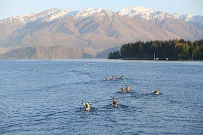 Kayakistas navegan por el río Cluth en Nueva Zelanda.