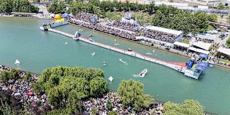 Súťažiaci pretekajú na vynaliezavých vodných plavidlách na Red Bull Al Agua Pato 2025 v Parque de la Familia v Santiagu v Čile, zatiaľ čo nadšené davy povzbudzujú na brehu rieky.