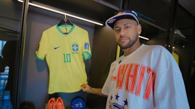 Neymar Jr qui montre son maillot de l'équipe nationale du Brésil.