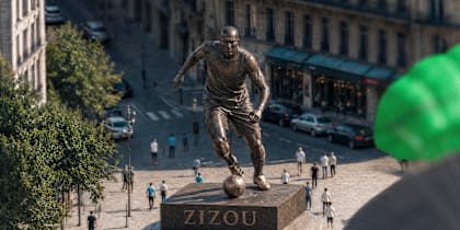 Ein Screenshot aus EA FC 27, der eine Statue der Ikone Zinedine Zidane zeigt.