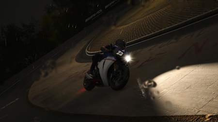 Captura de pantalla de Ride 5 muestra una moto en el carrusel de Nordschleife en Nürburgring de noche y con lluvia.