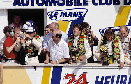 Tras 24 horas al límite, el alivio del podio para los integrantes del equipo Sauber-Mercedes, WRC