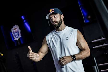 Alexander Rončević in the gym wearing a Red Bull cap: HYROX is more than just a competition to the Austrian former swimmer