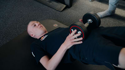 Auch mit Gewichten kann Maxim Van Gils mittlerweile wieder trainieren.