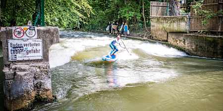 Stand Up Paddling: Connor Baxter am Eisbach