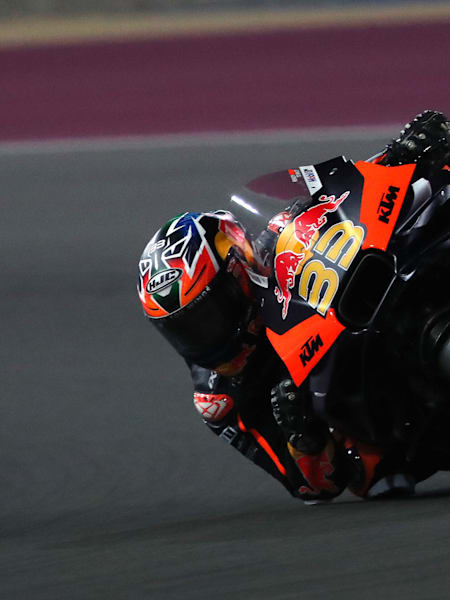 Brad Binder pilote sa moto lors d'un test pour la saison de MotoGP 2024 au Qatar.