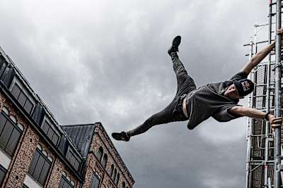 Una imagen del freerunner Jason Paul durante la filmación del vídeo Running Reverse.