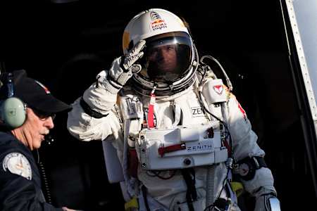 Ο Felix Baumgartner στο δρόμο προς το διαστημικό θαλαμίσκο για την τελική επανδρωμένη αποστολή του Red Bull Stratos
