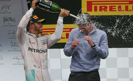 Lewis Hamilton sabre le champagne
