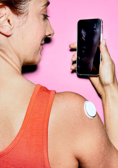 Den Blutzucker-Tracker Abbott Freestyle Libre pikst man sich in den Arm.