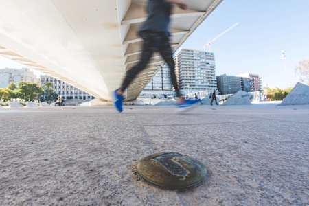 Imposible perderse: señales con el logo de Valencia Ciudad del Running