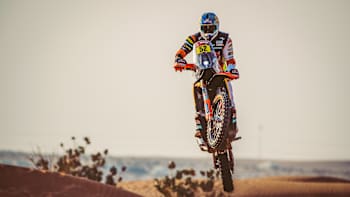 Matthias Walkner, del equipo Red Bull KTM Factory Team, durante la etapa 5 del Rally Dakar 2021 de Riyadh a Buraydah, Arabia Saudita, el 7 de enero de 2021.
