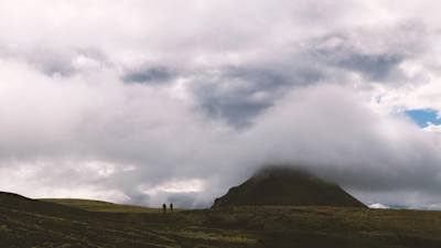 Excursionistas caminan por el sendero de Laugavegur en Islandia.