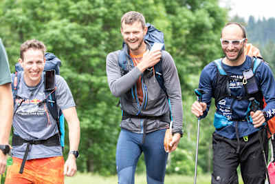 Simon Oberrauner, Paul Guschlbauer et Gaspard Petiot Simon marchent lors du Red Bull X-Alps à Abtenau, en Autriche, le 16 juin 2019.