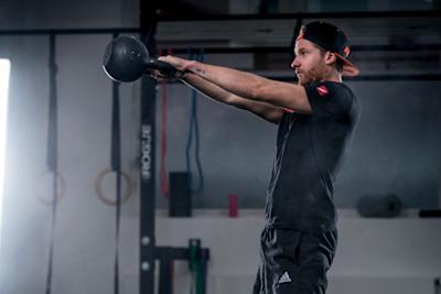 Un athlète effectuant un swing avec kettlebell.