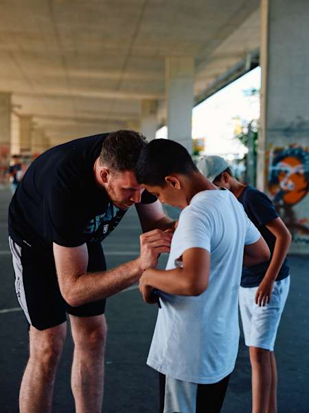 Spontane Autogramm-Session: Jedes der Kids bekam seine Unterschrift.