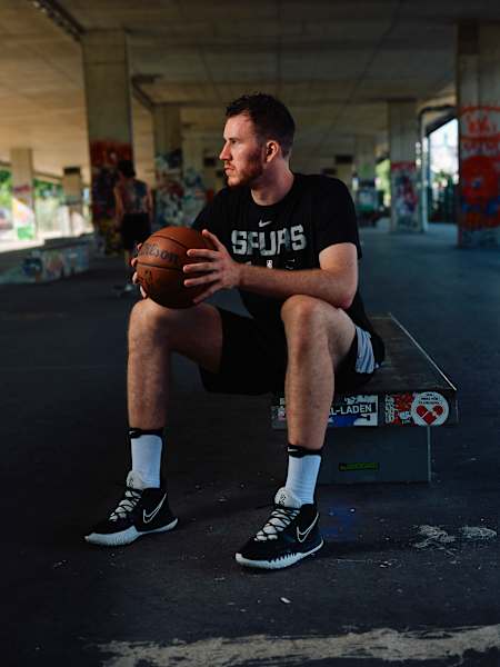 Wiener im Herzen: Pöltl beim Shooting unter einer Brücke in Floridsdorf