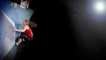 La grimpeuse Shauna Coxsey escalade un mur lors Coupe du monde d'escalade à Millau en France.