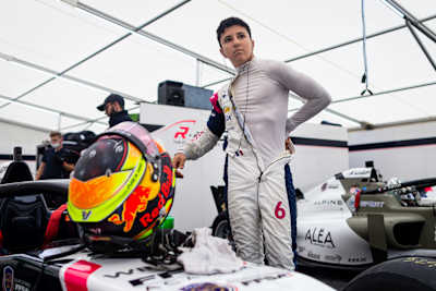 Portrait du pilote français de Formule 1 Isack Hadjar.