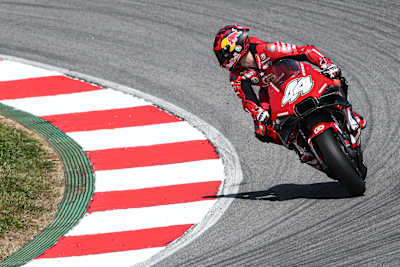 La imagen muestra al piloto de MotoGP Pol Espargaró en el test de MotoGP en Portimao, marzo de 2023.