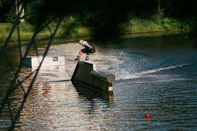 Wakeboard-Profi Felix Georgii bearbeitet im Wakeboard-Park "The Bricks" in Duisburg ein Rail.