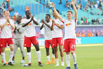 Applaus für Kaiser nach seinem letzten Pflichtspiel in der Red Bull Arena.