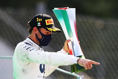 Après sa victoire du Grand Prix d'Italie de F1 2020, Pierre Gasly (Alpha Tauri) est resté longtemps seul sur le podium pour profiter de l’instant.