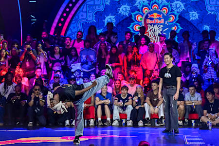 Rubix feign a death drop in his battle against Prince Wizzard