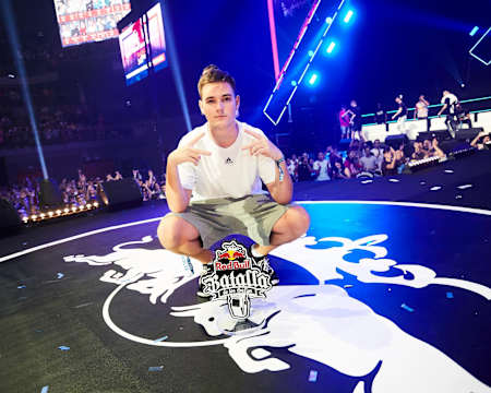 El MC BNET con el trofeo de la Final Nacional de la Red Bull Batalla de los Gallos 2018 - Wizink Center Madrid