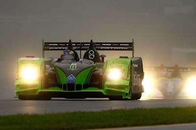 David Brabham pilote son prototype sous la pluie lors des 24 Heures du Mans.