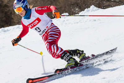 Johanna Holzmann, l’une des meilleures skieuses allemandes de télémark, exécute un virage précis lors d’une compétition.
