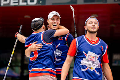Účastníci finále hokejbalového turnaja Red Bull Urban Buly, 16. júl 2022, Bratislava, Námestie pri Zimnom štadióne Ondreja Nepelu.