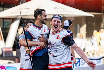 Účastníci finále hokejbalového turnaja Red Bull Urban Buly, 16. júl 2022, Bratislava, Námestie pri Zimnom štadióne Ondreja Nepelu.