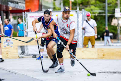 Účastníci finále hokejbalového turnaja Red Bull Urban Buly, 16. júl 2022, Bratislava, Námestie pri Zimnom štadióne Ondreja Nepelu.