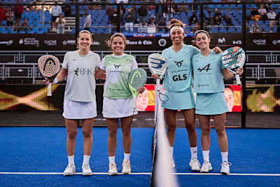 Ariana Sánchez, Paula Josemaría Martín, Bea González y Claudia Fernández posan en la pista antes de las semifinales del Santiago Premier Padel P1 en Santiago, Chile, 29 de marzo de 2025.