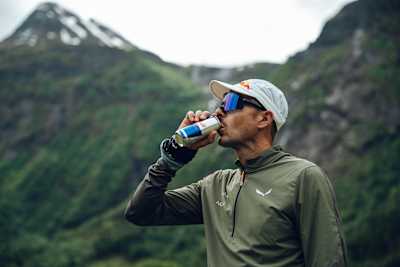 Aaron Durogati steht während seines Hike and Fly-Weltrekords am Slogen Mountain in Norwegen.