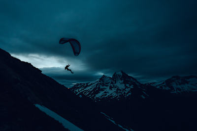 Aaron Durogati fliegt mit seinem Gleitschirm vom Slogen in Skylstad, Norwegen, auf dem Weg zu einem neuen Hike and Fly-Weltrekord.