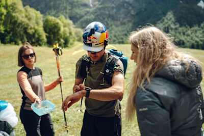 Aaron Durogati überprüft seine Uhr während seines Hike and Fly-Weltrekords am Slogen in Skylstad, Norwegen.