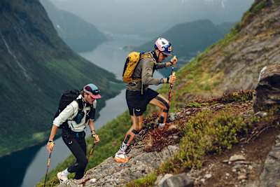 Aaron Durogati klettert während des Hike and Fly Weltrekords auf den Berg Slogen in Skylstad, Norwegen.