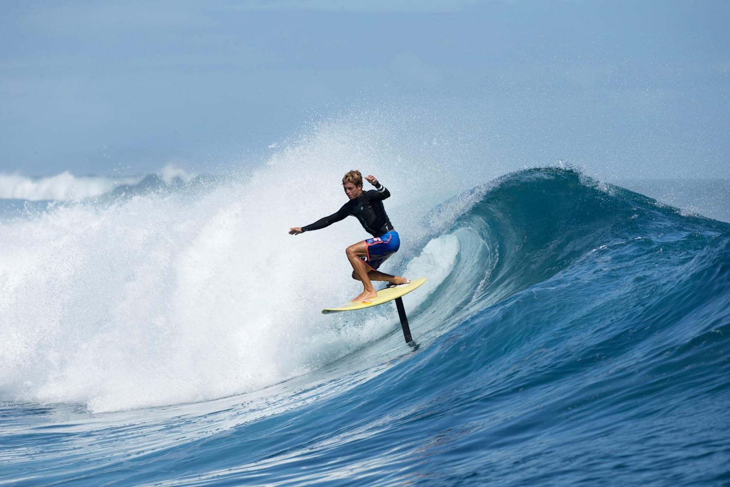 Kai Lenny vuela en Fiji surf con una tabla hydrofoil