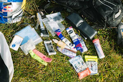 Energy gels scattered.